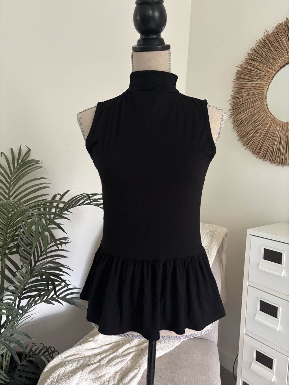 🪴$5/25🪴 Sleeveless Black Mock Neck Peplum Top Medium